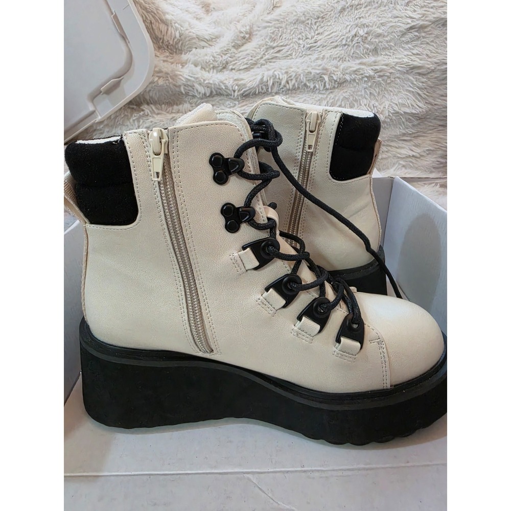NWOB Rocket Dog Handle Off-White Platform Hiker Boots - Women's 7